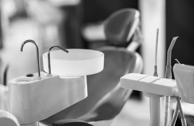fotel i narzędzia dentystyczne